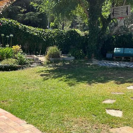 Villa Avec Jardin, Bord De Et Colline