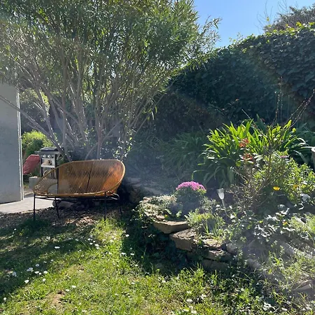 Avec Jardin, Bord De Et Colline